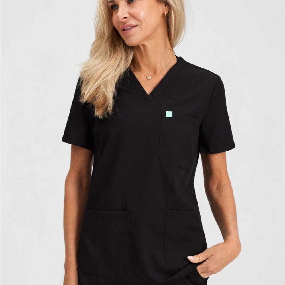Garde Malade Chloe Re-Garde - 3-Pocket Scrub Top - Black